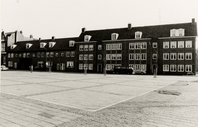 12134 De zuidzijde van de Grote Markt gezien vanaf het schoolplein van de Frans Naereboutschool en de Prins Willemschool
