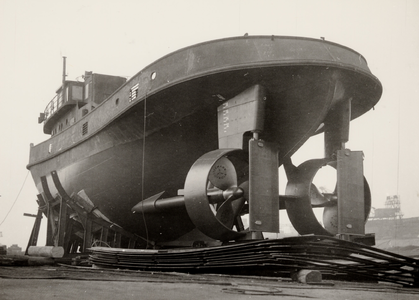 12144 Steenkolen Handelsvereniging Vlissingen (S.H.V.), de sleepboot van Woelderen op de werf.