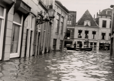 12184 Stormvloedramp 1 febr. 1953. De Lepelstraat gezien in de richting van het Groenewoud.