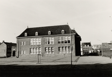 12187 Het gebouw van de Frans Naereboutschool en de Prins Willemschool op de Grote Markt. Links de Slijkstraat, rechts ...