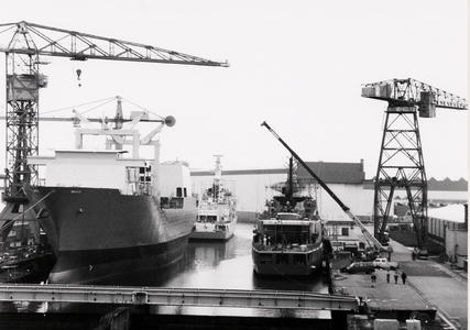 12340 Afbouwkade van de Koninklijke Scheldegroep. Links het casco van het marinebevoorradingsschip Amsterdam. Het schip ...