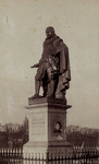 12385 Het standbeeld van M.A. de Ruyter op het Keizersbolwerk op Boulevard de Ruyter. Onthuld in 1841 op het De ...