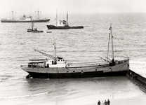 12404 De Nederlandse kustvaarder Luctor, op een strandhoofd bij Dishoek gevaren. Dezelfde dag was het schip weer los. ...