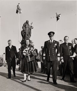 12427 H.M. Koningin Juliana en Z.K.H. Prins Bernhard bij het standbeeld van M.A. de Ruyter voor de kranslegging t.g.v. ...