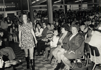 12453 Modeshow van leerlingen van de Gemeentelijke Industrie- en Huishoudschool