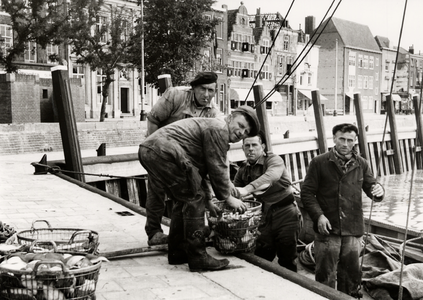 12464 Het lossen van vis van de Vli.17 Eben Haezer aan de Vissershaven. Daan Schroevers, Pieter Jasperse, Klaas Meerman ...