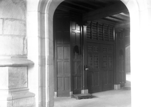 12519 Interieur Sint Jacobskerk. Ingang westzijde (onder de toren).