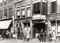 12565 Tweede Wereldoorlog. Afkondiging mobilisatie voor het gebouw van de Vlissingsche Courant in de Walstraat