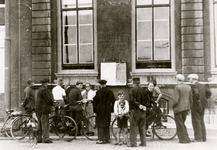 12592 Tweede Wereldoorlog. Afkondiging mobilisatie voor het stadhuis aan de Houtkade