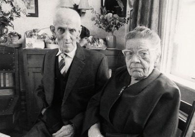 12609 De heer A. Schets (91) en mevrouw M. Schets-Petiet (89) vieren in hun huis aan de Zeemanserve het 60-jarig ...