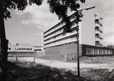 12622 Nieuw gedeelte van het Vlissingse ziekenhuis, nu Bethesda-St. Joseph ziekenhuis geheten, gezien vanaf de Joost de ...