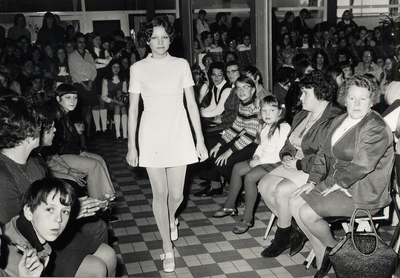 12641 Modeshow van leerlingen van de Gemeentelijke Industrie- en Huishoudschool