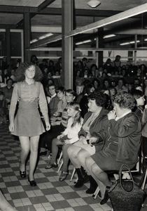 12662 Modeshow van leerlingen van de Gemeentelijke Industrie- en Huishoudschool