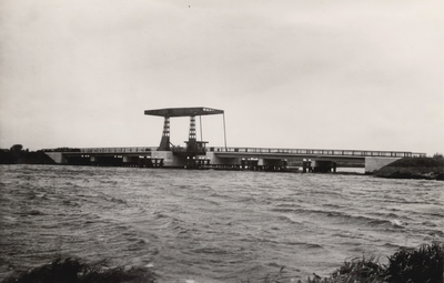 12709 De Basculebrug over de Vecht bij Diemen, gebouwd door de Koninklijke Maatschappij de Schelde (KMS) in Vlissingen