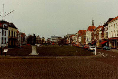 12711 Het Bellamypark gezien vanaf de Voorhaven in de richting van de Spuistraat. In het midden het standbeeld van ...