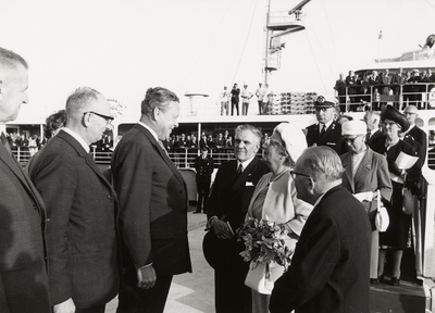 12715 Bezoek van Koningin Juliana aan Vlissingen t.g.v. de opening van de nieuwe haven Vlissingen-oost. Op de foto ziet ...