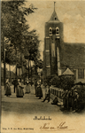12753 'Meliskerke' Verschillende personen in klederdracht bij de kerk