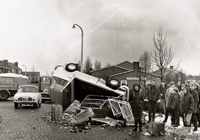 12780 Botsing tussen een vrachtwagen en een bestelauto met groente en fruit op de kruising President Rooseveltlaan, ...