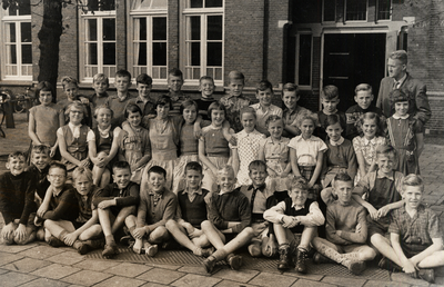 12930 Klas 5 van de Gereformeerde school in de Kasteelstraat. Jongens bovenste rij van l. naar r.: Tonnie Pronk, Kees ...