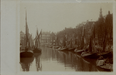 12938 De Koopmanshaven met vissersvloot en rechts de Bellamykade.Links ziet men de botter Vli.11 van Jacob Schroevers ...