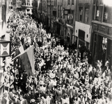 12943 Bevrijdingsfeest te Vlissingen in 1945. Mensenmassa in de Walstraat