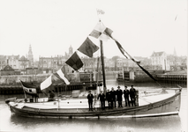 12966 De bemanning van de reddingsboot Maria Carolina Blankenheym. Tweede en derde van links de gebroeders Crucq, ...