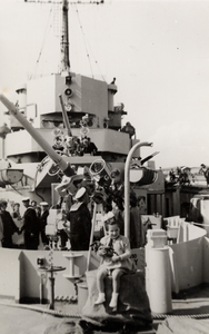 12998 Hr. Ms. fregat Van Zijll. Op 31-10-1943 te water gelaten voor de Amerikaanse marine als USS Stern. In 1951 ...