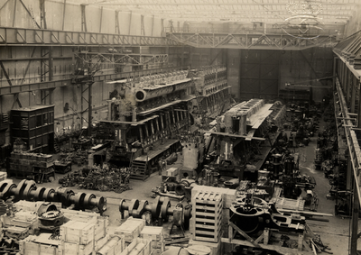 13039 Interieur van de machinefabriek (1919) van de Koninklijke Maatschappij de Schelde (KMS) in Vlissingen met ...