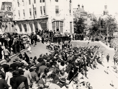 13066 Bevrijdingsfeest te Vlissingen in 1945. Vanaf het Keizersbolwerk gezicht op de oprit naar de Boulevard afgesloten ...