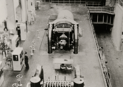 13086 De machines 1 en 2, respectievelijk onder en boven, in de Provinciale Zeeuwsche Electriciteits-Maatschappij ...