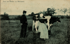 13097 'Voor het Melken op Walcheren.' Boerin en boer bij koe in weiland