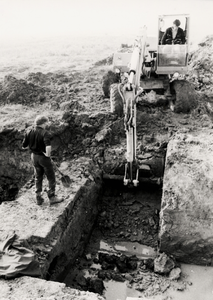 13110 De funderingen van slot Aldegonde, opgegraven achter het Marnixplein in West-Souburg. De heer B. Oele van de ...