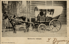 13134 'Walchersche huifwagen' Huifkar met paard bij schuur