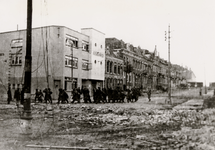 13160 Tweede Wereldoorlog. De oprit in de Coosje Buskenstraat. Waarschijnlijk geallieerde militairen en krijgsgevangen ...
