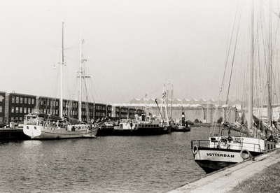 13176 Small Sail Festival Vlissingen. Zeil- en andere schepen liggend aan de Piet Heinkade