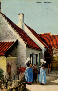 13195 'Zeeland. Walcheren' Een jongetje en twee meisjes in klederdracht bij een boerenwoning