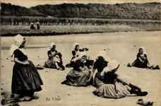 13196 'Na 't bad' bij Zwanenburg. Meisjes in klederdracht op het strand