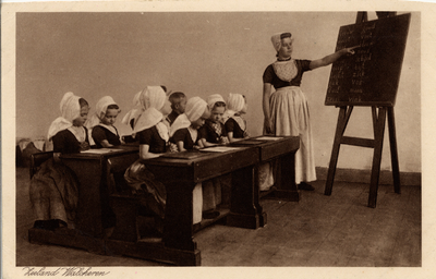 13200 'Zeeland Walcheren' Een schoolklas met meisjes en juffrouw in klederdracht