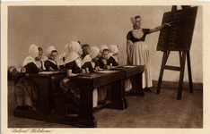 13200 'Zeeland Walcheren' Een schoolklas met meisjes en juffrouw in klederdracht