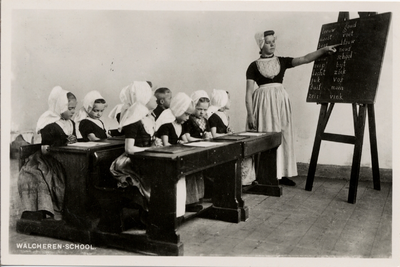 13201 'Walcheren - School' Een schoolklas met meisjes en juffrouw in klederdracht
