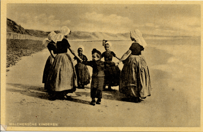 13210 'Walchersche kinderen' en twee vrouwen in klederdracht op het strand