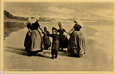13210 'Walchersche kinderen' en twee vrouwen in klederdracht op het strand