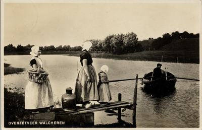 13211 'Overzetveer Walcheren' drie meisjes in klederdracht wachten op de steiger