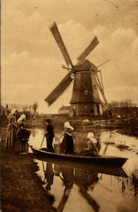 13259 'Met melk naar de stad. Zeeland (Holland)'. Vier meisjes en een jongen in klederdracht met bootje en melkbussen. ...
