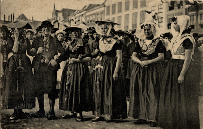 13264 'Koninklijk bezoek Goes - September 1907.' Man en vrouwen in klederdracht