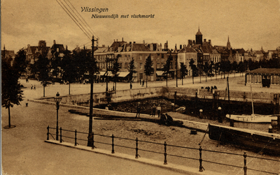 13268 'Vlissingen Nieuwendijk met vischmarkt' Op de voorgrond de Voorhaven en op de achtergrond het Bellamypark, de ...