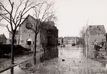 13294 Tweede Wereldoorlog. Brouwenaarstraat met links de R.K. kerk en op de achtergrond de Schuitvaartgracht/Bonedijkestraat