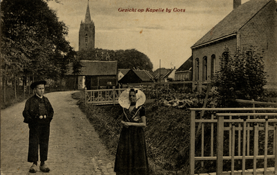 13301 Gezicht op Kapelle by Goes. Dorpsgezicht met jongen en meisje in klederdracht en op de achtergrond de kerk