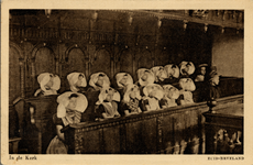 13307 'In de Kerk. Zuid-Beveland'. Een groep vrouwen in klederdracht