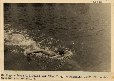 13340 De latere winnaar van de kanaalwedstrijd Middelburg-Vlissingen, de Engelsman C.T. Deane van de Penguin Swimming ...
